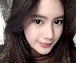 Hot girl Lào gốc Việt gây "bão" mạng xã hội