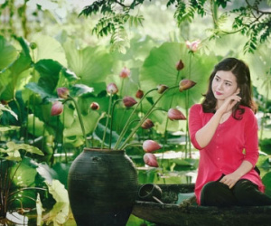 Thiếu nữ xinh đẹp bên cánh đồng hoa sen khiến triệu người mê đắm