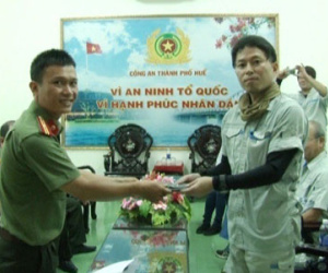 Trả lại 5.000 Yên cho chuyên gia người Nhật làm việc tại Huế