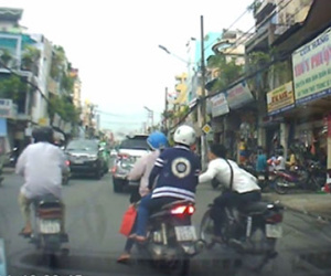 Video: Cướp áp sát giật phăng túi xách của hai phụ nữ giữa ban ngày
