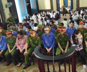 Xét xử 31 nguyên cán bộ hải quan tiếp tay cho buôn lậu, lừa đảo