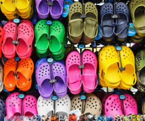 Dép Crocs tiện nhưng không lợi