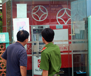Máy ATM bị cạy, mất hơn 100 triệu đồng