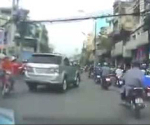 Tên cướp giật túi xách giữa ban ngày ở Sài Gòn sa lưới