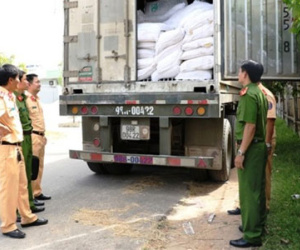 Bắt xe container chở phụ gia Trung Quốc không giấy tờ