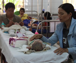 Chồng đổ xăng thiêu vợ, 5 người trong gia đình gặp nạn