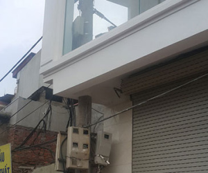 Đề nghị kiểm tra nhà 4 tầng "nuốt” cột điện tại Hà Nội