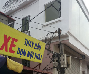 Hà Nội: Xây nhà "ôm" luôn cả cột điện công cộng