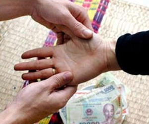 Khốn khổ vì mẹ chồng cuồng tín, ép con dâu ngày 2 tiếng tụng kinh, gõ mõ...