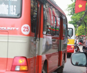 Lo bị giành khách, xe khách phong tỏa xe buýt