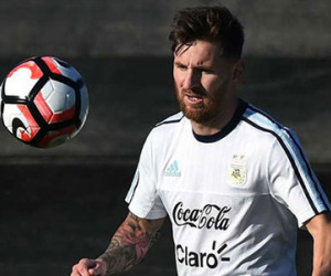 Maradona chê Messi "thiếu cá tính"