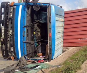 Thùng container bị lật 2 lần ở Sài Gòn