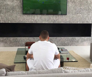 Benzema lủi thủi xem Pháp thi đấu qua TV