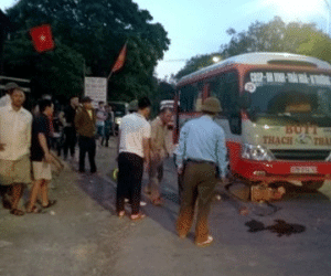 Gây tai nạn, tài xế xe buýt bị người dân vây đánh