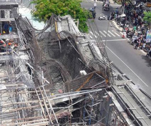 Sập giàn giáo, 2 người mắc kẹt đã tử vong