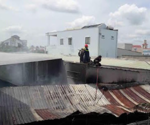 Cảnh sát chữa cháy "chật vật" dập lửa dữ dội trong hẻm nhỏ