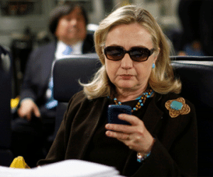 FBI: Bà Clinton chỉ đạo các cuộc không kích ở nước ngoài bằng điện thoại riêng