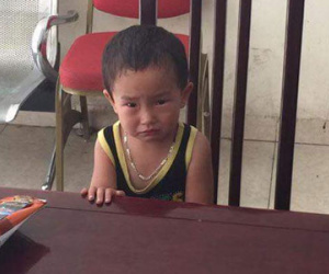Hà Nội: Bé trai 2 tuổi bị bỏ rơi ở quán phở cùng bức thư “bố đi tù, mẹ không đủ sức nuôi”