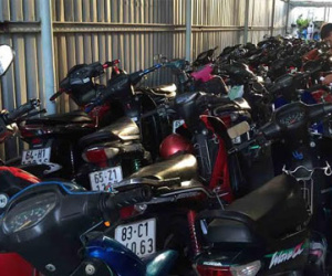 Hàng trăm cảnh sát bắt giữ nhóm "quái xế" gây náo loạn lúc rạng sáng