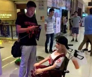 Thanh niên đi xem phim cùng búp bê tình dục gây sốc
