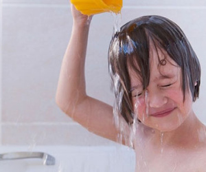 Trẻ đi nắng về, đừng làm ngay 5 việc nguy hiểm chết người này!