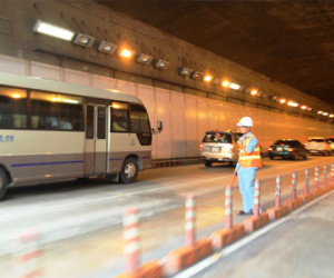Xe khách gặp sự cố, phong toả một phần hầm Thủ Thiêm