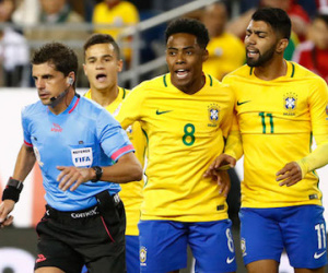 Bàn thắng bằng tay loại Brazil ngay vòng bảng Copa America