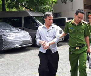 Cha mẹ chia tay, con thành “búp bê tình dục” cho cậu ruột?