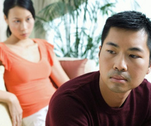 Giật mình vì lá đơn ly hôn vô lý nằm chỏng chơ trên mặt bàn