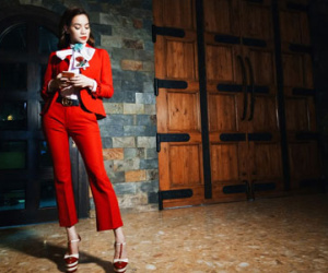 Hà Hồ diện vest đỏ "quyền lực" trong hậu trường The Face