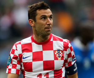 Thủ quân Srna của Croatia nuốt nước mắt về chịu tang cha