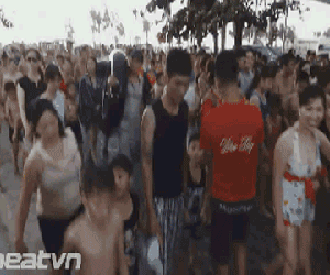Bãi biển Sầm Sơn chật kín người trong những ngày nắng nóng đỉnh điểm