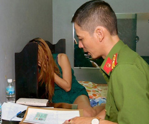 Bắt quả tang nhiều đôi nam nữ mua bán dâm trong nhà nghỉ