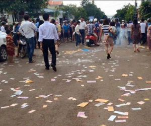 Chồng đi lấy vợ mới, vợ cũ và con trai tới bật nhạc đám ma, rải tiền vàng