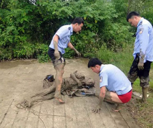Cố nhặt chai nhựa phế liệu, cụ ông khốn khổ cứng đờ người vì bị mắc kẹt dưới bùn suốt đêm