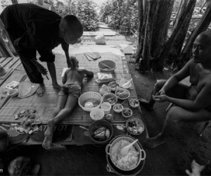 Gia đình "bộ lạc nguyên thủy" ở bãi sông