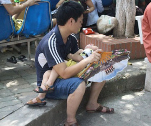 Nằm gốc cây, đội nắng 40 độ đưa con nhập viện vì nắng nóng