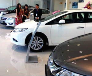 Ô tô hạng sang chạy đua “né” thuế, đại lý “béo bở” vì gom sớm hàng