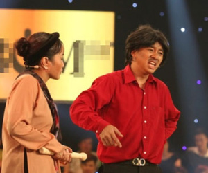 "Chị Dần" bị khiêng ra khỏi sân khấu vì nói quá nhiều