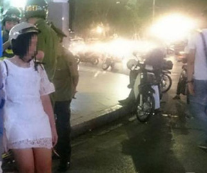 Cô gái nũng nịu bạn trai người nước ngoài, đòi nhảy xuống từ tầng 3 "hàm cá mập"