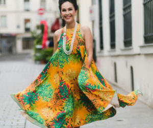 Diễm My diện đầm hoa cúc nổi bật trên phố Paris