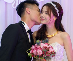 Mạc Hồng Quân trìu mến hôn Kỳ Hân trong lễ cưới ở quê