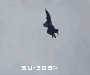 Mãn nhãn với tuyệt kĩ nhào lộn trên không của tiêm kích Su-30