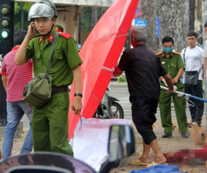 Người phụ nữ bán vé số gục chết trên vỉa hè Sài Gòn