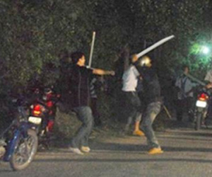 Nhóm côn đồ đi ôtô truy sát 11 công nhân bốc xếp