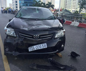Toyota Altis đâm liên hoàn trên cầu vượt Nguyễn Chí Thanh