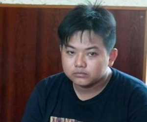 Thanh niên ở miền Tây xông vào nhà giật dây chuyền