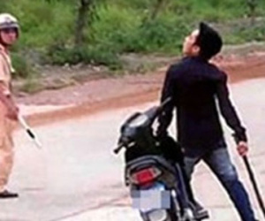 Thanh niên vi phạm giao thông đánh 2 cảnh sát bị thương