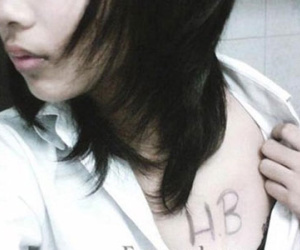 Bị đánh toác đầu vì... vạch áo cô gái xem hình xăm