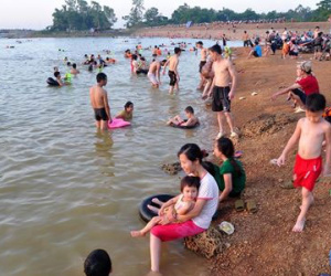 Clip: "Bãi biển" mới ở ngoại thành Hà Nội